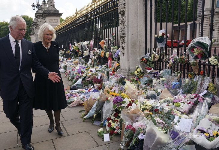 La reina Camilla ha estado en funerales de la Isabel II con un dedo del pie fracturado