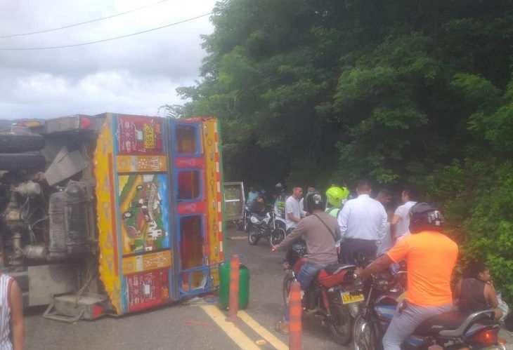 30 heridos tras volcamiento de una chiva en la vía Tubará, Atlántico