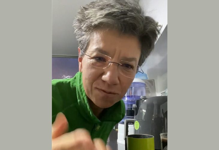 Claudia López viraliza video cantando mientras se prepara un café