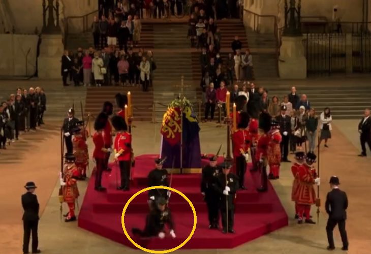 Guardia real colapsa frente al ataúd de la reina Isabel II durante vigilia