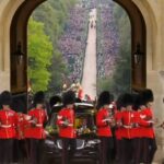 El féretro llega al Castillo de Windsor para su funeral de Estado