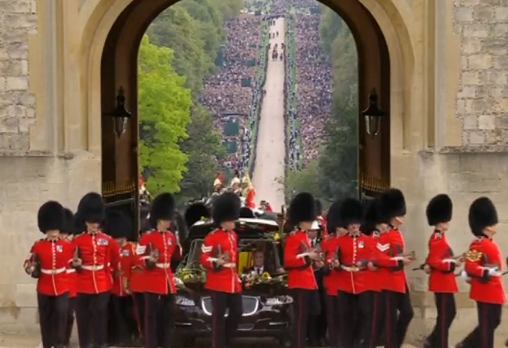 El féretro de la Reina Isabel llega al Castillo de Windsor para su funeral de Estado