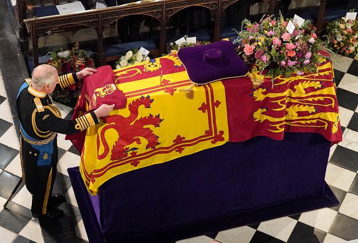 Lord chambelán rompió su varita simbolizando el fin del reinado de Isabel II