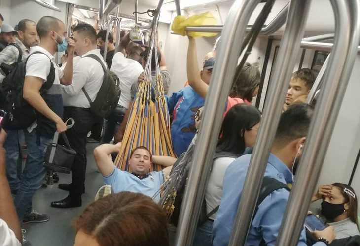 Pasajero colgó una hamaca en pleno vagón del Metro de Medellín