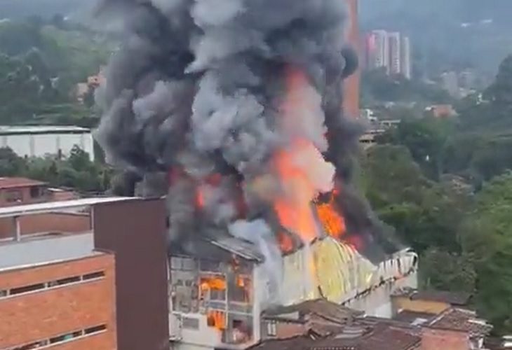 Voraz incendio consumió fábrica de icopor en El Chinguí 1, en Envigado