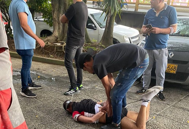 Empelotan a ladrón que atacó a una mujer en sector San Diego de Medellín
