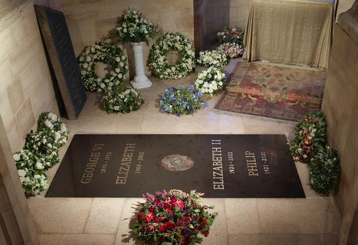 Desvelan la lápida de Isabel II en la Capilla Conmemorativa del Rey Jorge VI