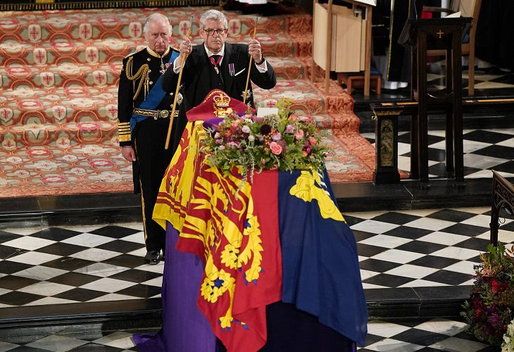 Lord chambelán rompió su varita simbolizando el fin del reinado de Isabel II