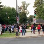 Gobernador de Texas envía dos buses de inmigrantes a residencia de Kamala Harris