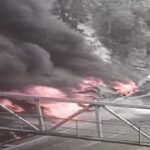 Muere conductor de camión que se volcó e incendió en la vía al Llano