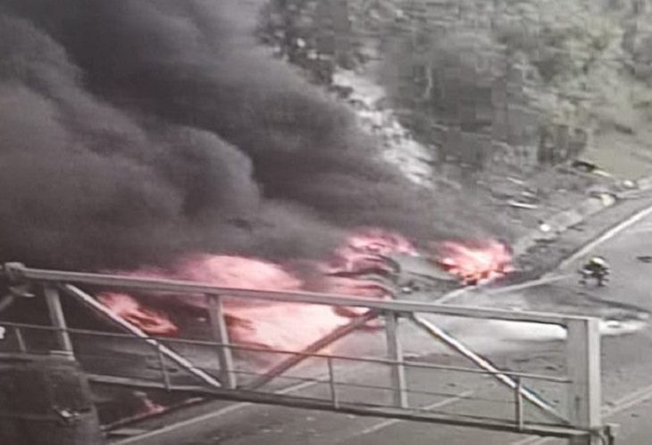 Muere conductor de camión que se volcó e incendió en la vía al Llano