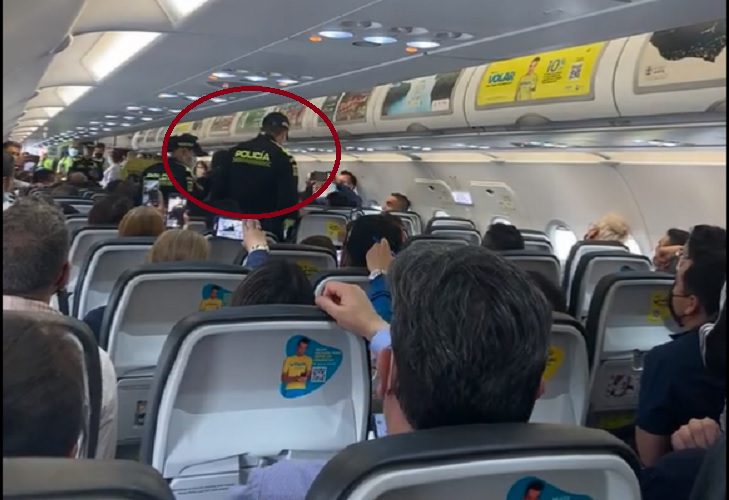 Pasajera agrede a auxiliar de vuelo de Viva Air por pedirle guardar una maleta