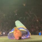 Aparatosa caída de Post Malone hace que se retuerza de dolor en un show