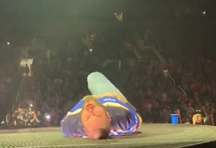 Aparatosa caída de Post Malone hace que se retuerza de dolor en un show