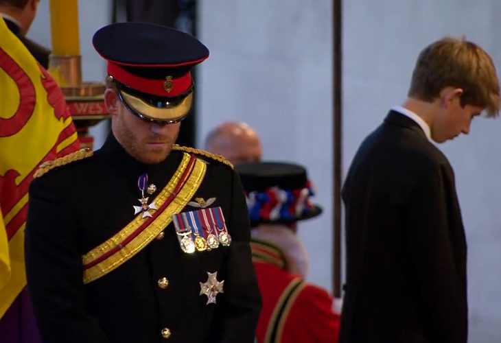 Permiten al príncipe Harry lucir su uniforme militar en la vigilia por Isabel II