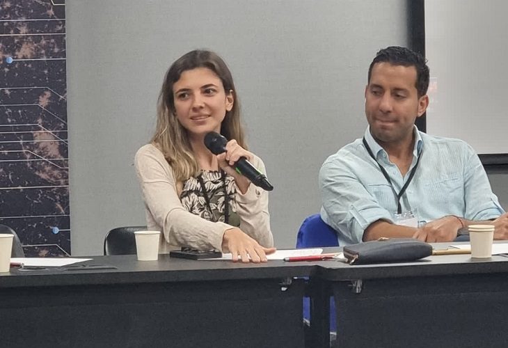 Susana Boreal sorprendió cantando en la conferencia de Andicom