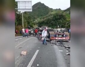 Dos muertos tras brutal accidente en la vía Medellín-Túnel de Occidente