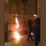 Así fue como encapuchadas intentaron quemar ingreso a la Catedral Primada