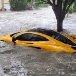 Hombre de Florida muestra su McLaren P1 arrastrado por vientos del Huracán Ian