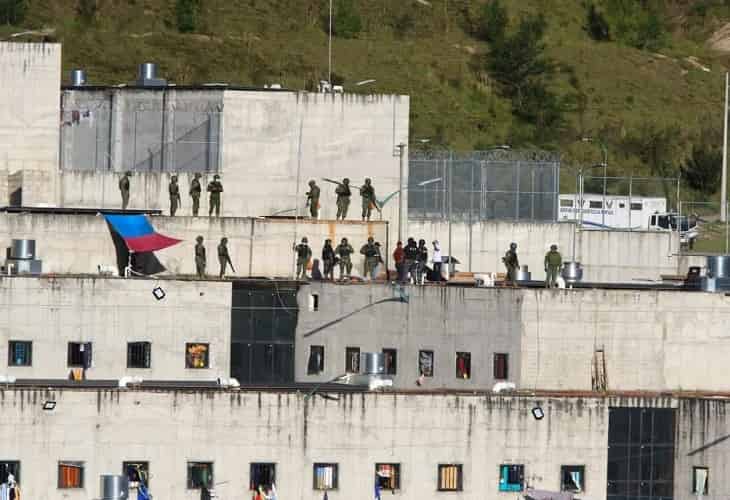 Al menos 15 reos muertos y 21 más heridos deja una nueva reyerta en una cárcel de Ecuador