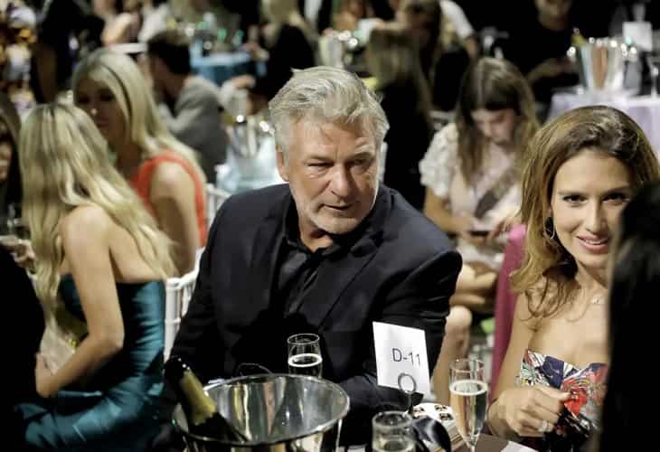 Baldwin acuerda con la familia de la directora fallecida continuar el rodaje de “Rust”