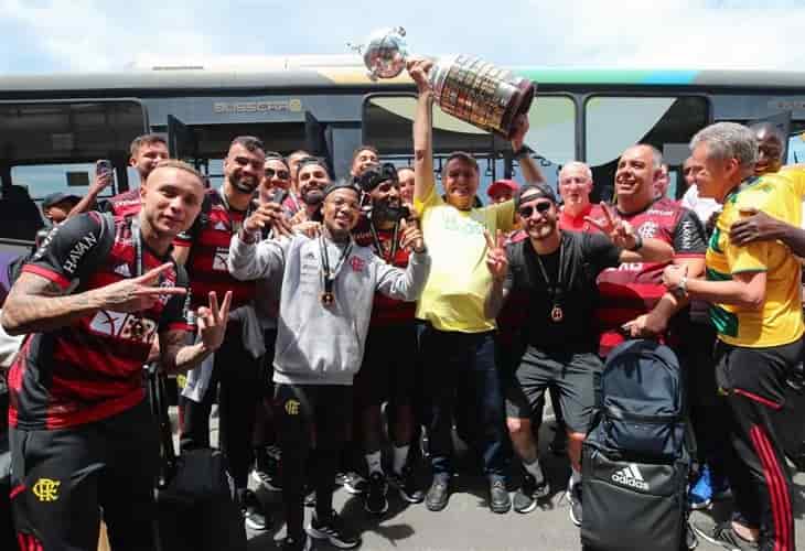 Bolsonaro recibe a la delegación del Flamengo tras ganar la Copa Libertadores