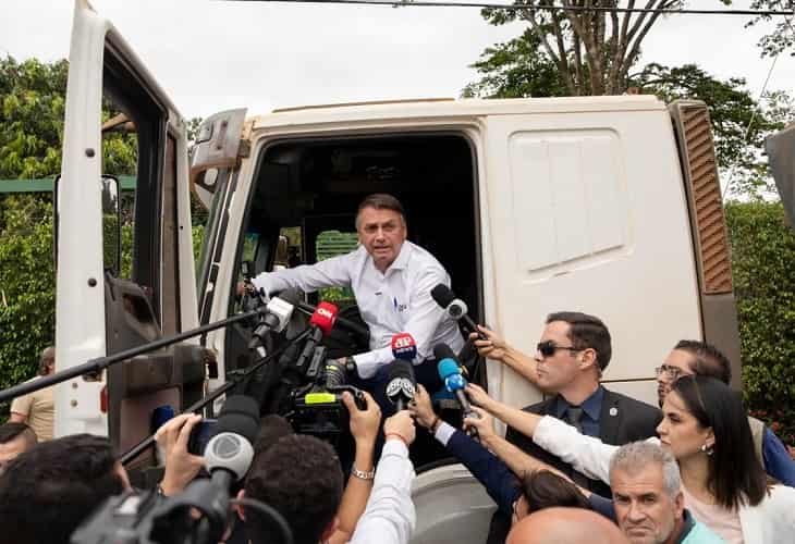 Bolsonaro se exalta y afirma que Lula tiene “una historia sucia”