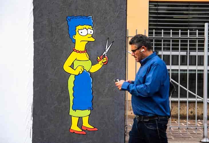 Borran un mural de Marge Simpson cortando su pelo ante el consulado iraní en Milán