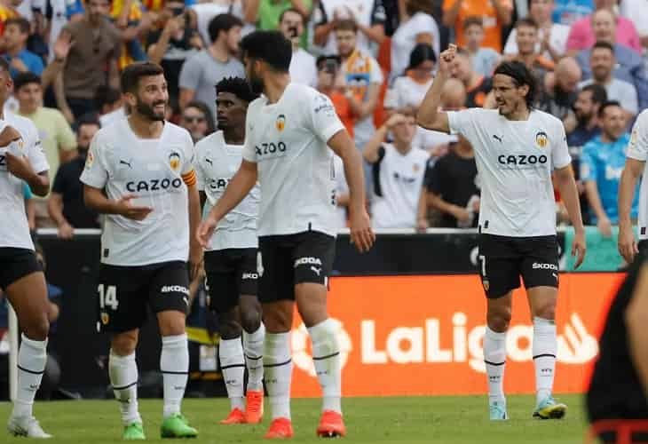 Cavani estrena su cuenta goleadora en el Valencia con doblete en Mestalla