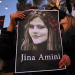 Cientos de iraníes acuden la tumba de Amini al cumplirse los 40 días de luto por su muerte