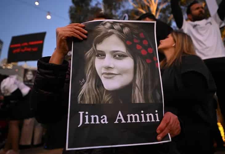 Cientos de iraníes acuden la tumba de Amini al cumplirse los 40 días de luto por su muerte