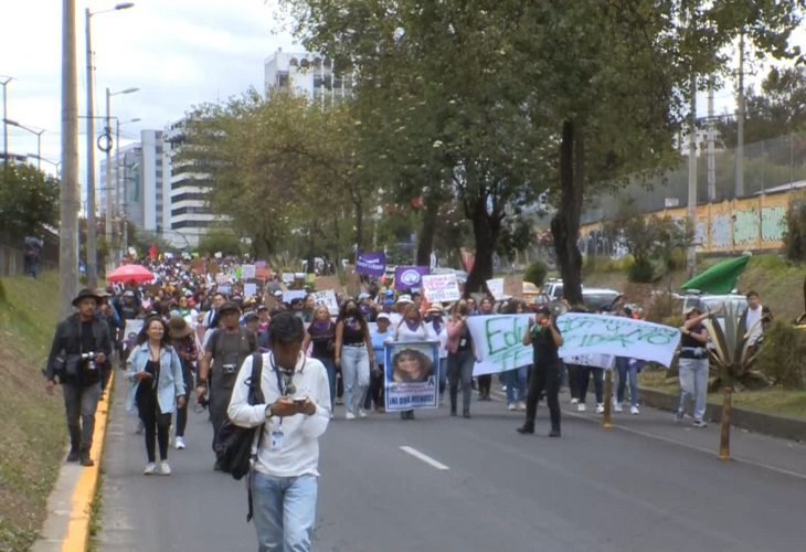 Cientos de manifestantes contra la violencia de género en Ecuador