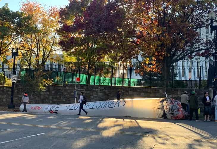 Colocan un porro inflable ante la embajada rusa en EE.UU. por la libertad de Griner