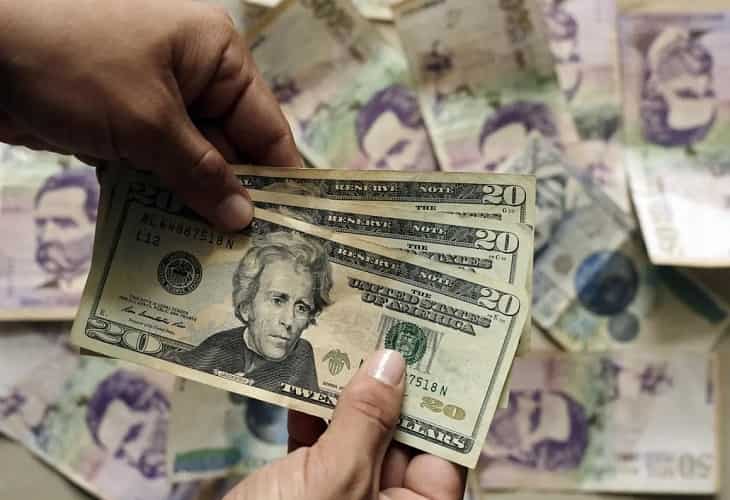 Dólar rompe la barrera de los 4.800 pesos en Colombia y se acerca a los 5.000