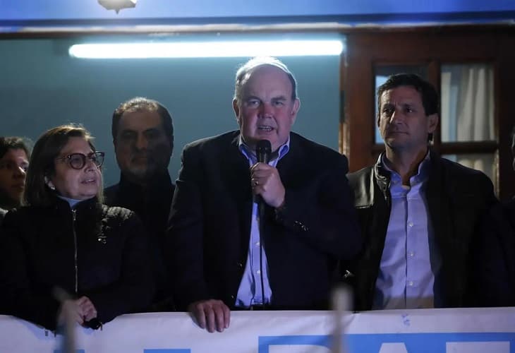 El ultraconservador López Aliaga roza el triunfo en la capital peruana, con 97,5 % escrutado