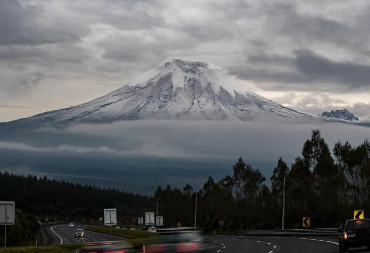 El volcán Cotopaxi sigue emitiendo vapor de agua en Ecuador