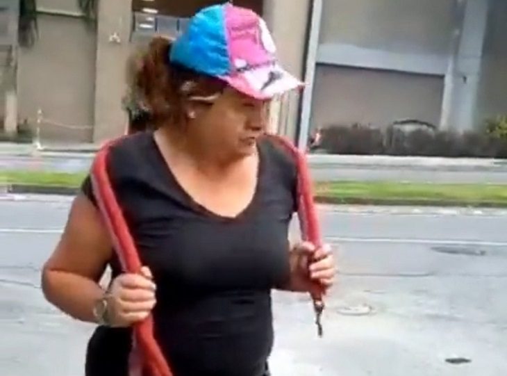 Mujer lanza excremento de perro a vendedoras de arepa para que se vayan de una calle en Villavicencio 