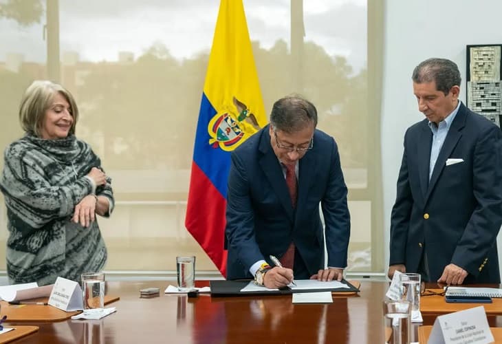 Gobierno y ganaderos firman pacto de compraventa de 3 millones de hectáreas de tierras