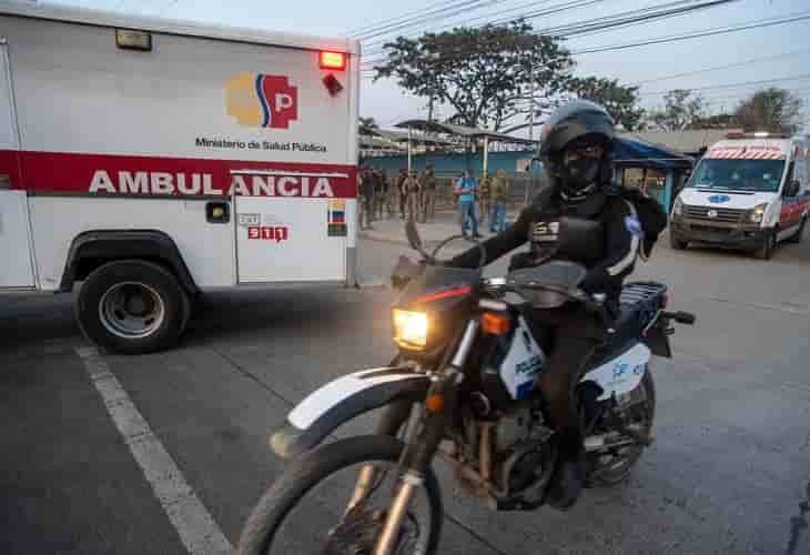 Investigan a un policía por un paquete con balas en la cárcel de la masacre en Ecuador