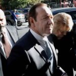 Kevin Spacey logra desestimación de un cargo y declara en defensa propia