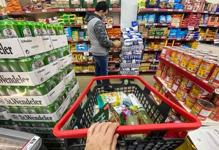 La inflación en Argentina continúa su ascenso y se acerca a los tres dígitos