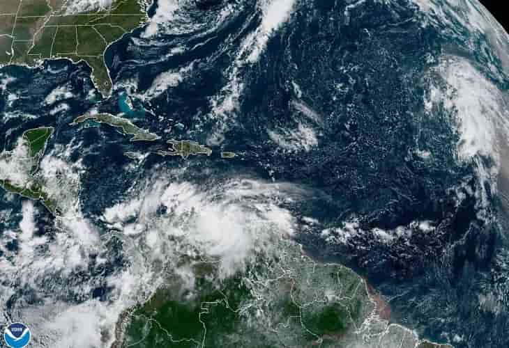 La potencial tormenta tropical Trece cada vez más organizada en el Caribe