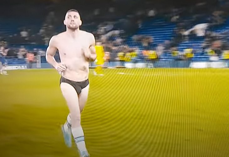Mateo Kovacic corrió desnudo por Stamford Bridge al término del encuentro entre el Chelsea y el Manchester United.