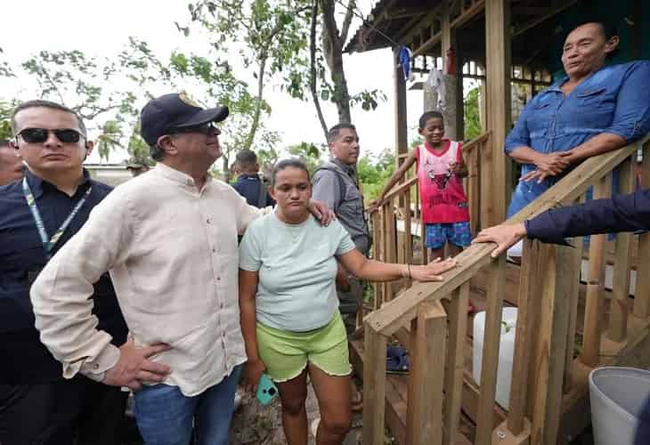 Petro visita las zonas de La Guajira inundadas por el paso de Julia
