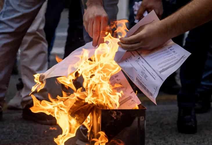 Queman facturas de la energía en Roma en protesta por los altos precios