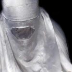 Talibanes impiden la entrada de mujeres a universidad por el uso del burka
