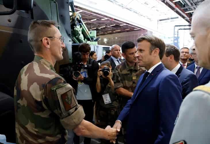 Ucrania declara su amor a Francia para pedirle más cañones Caesar