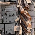 Un derrumbe en un cementerio de Nápoles deja numeroso ataúdes al aire