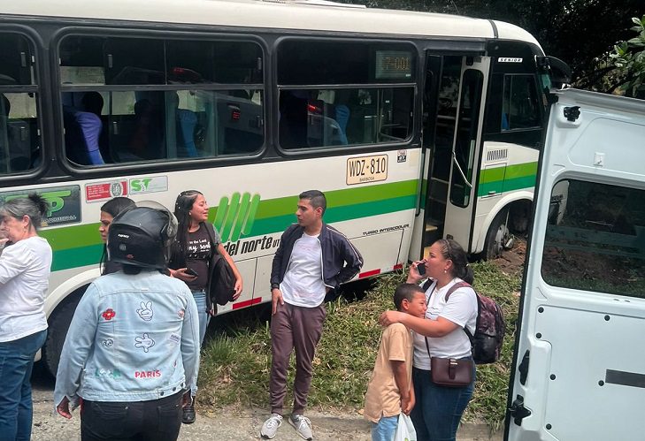 Bus de Barbosa terminó chocado contra un árbol a pocos kms del municipio