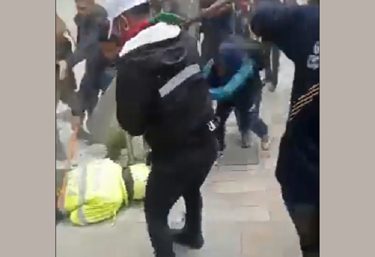 Policía es brutalmente agredido en medio de protesta indígena, en Bogotá